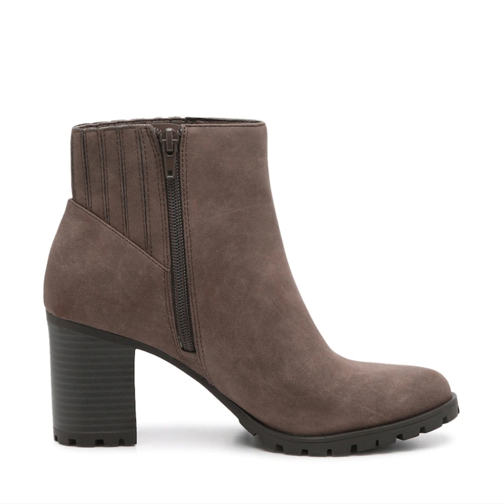 Chelsea Boots - Picture 2 of 3